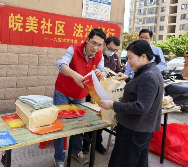 送“典”进社区，普法润民心